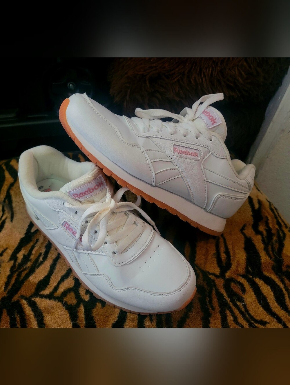 Reebok Womens White Sneakers with Pink Accents and Gum Outsole Sz 8.5